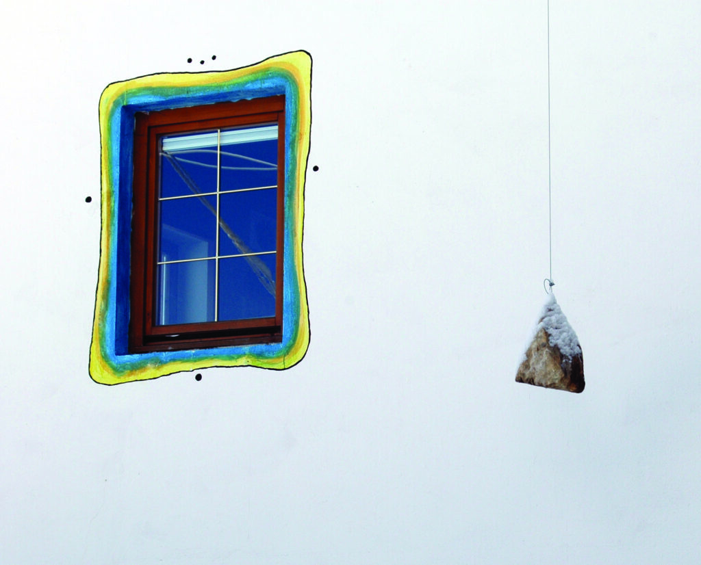 Künstlerische Außengestaltung mit Wandkunst und Glas-Elementen an einer Hausmauer – individuelles Unikat von Hardy