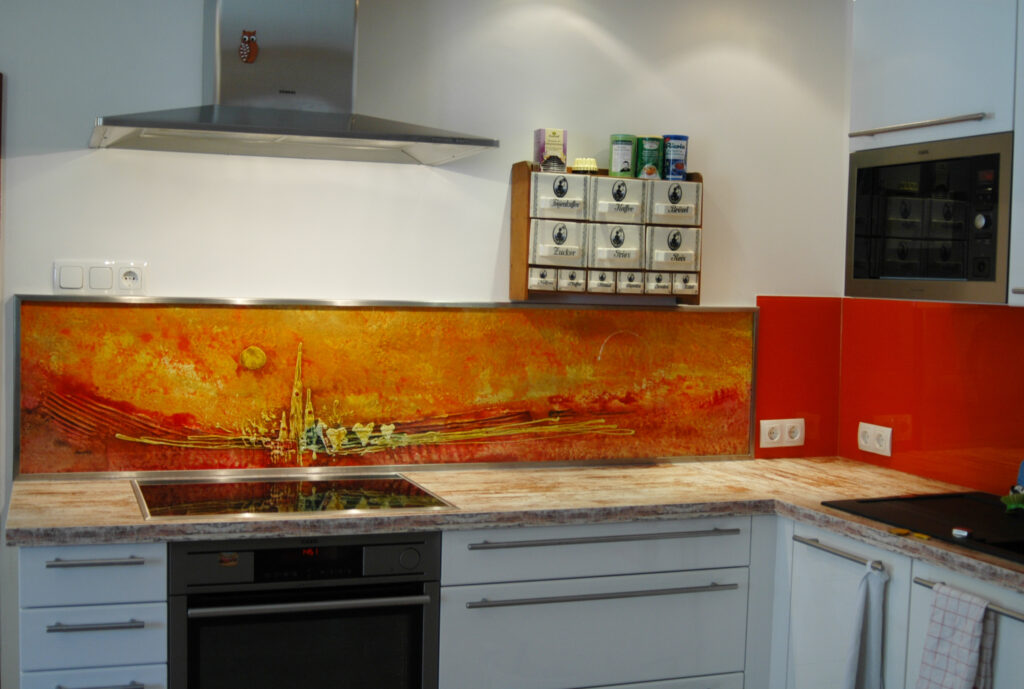 Künstlerische Küchenrückwand aus Glas – handgefertigtes Unikat von Hardy