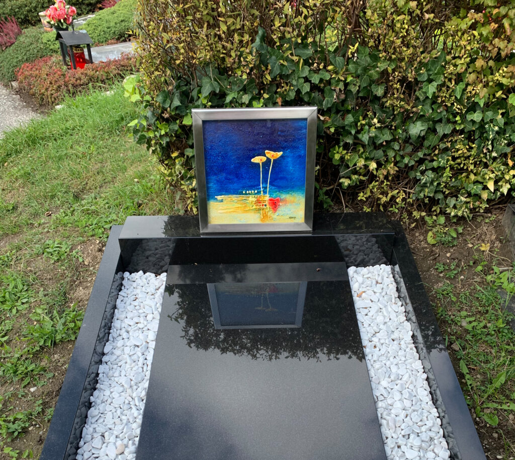 Kunst am Friedhof – kleines Glasbild als künstlerische Grabgestaltung