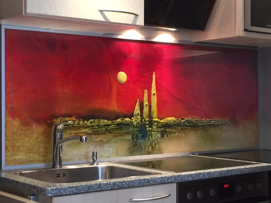 Künstlerische Küchenrückwand aus Glas – handgefertigtes Unikat von Hardy