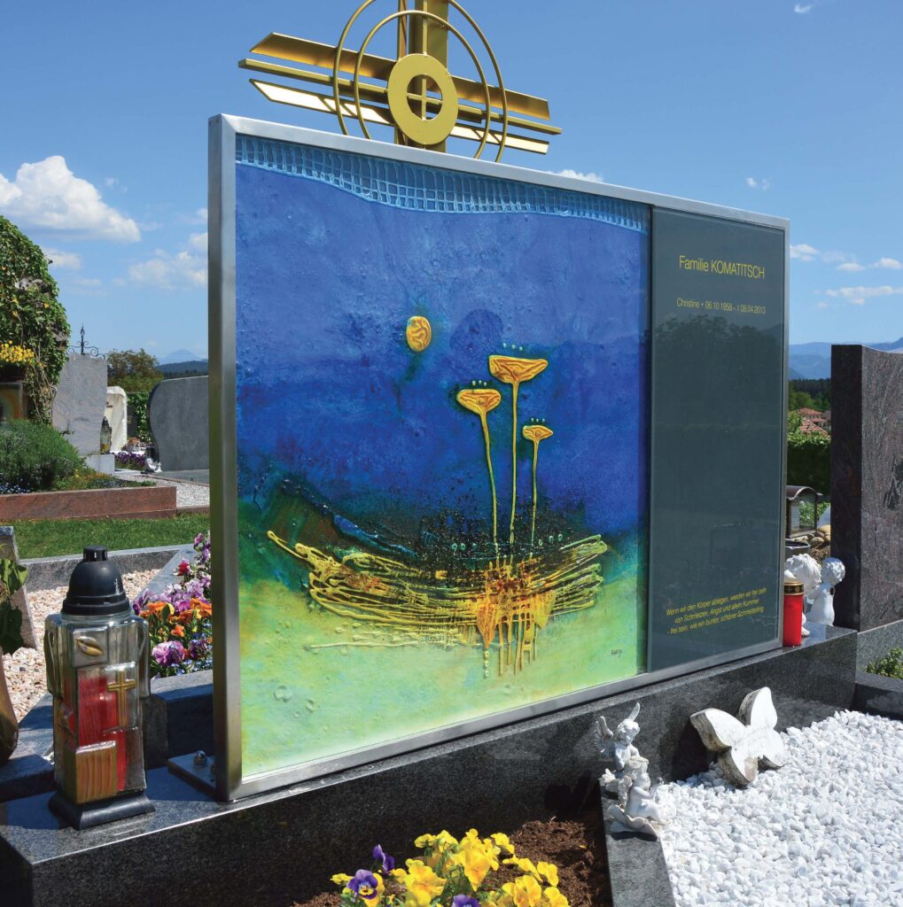 Kunst am Friedhof – individuell gestaltete Urnentafel aus Glas als Gedenkstätte