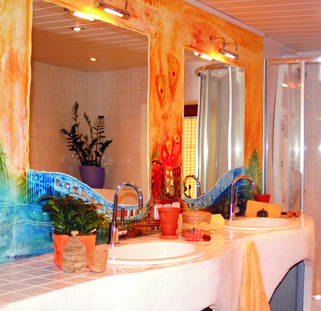 Künstlerische Badezimmergestaltung mit Farbe und Glas – individuelles Unikat von Hardy