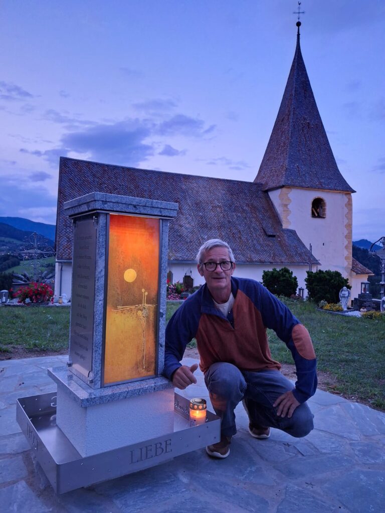Künstler bei der Sternenkinder Gedenkstätte – Kunst am Friedhof mit Licht und Glas