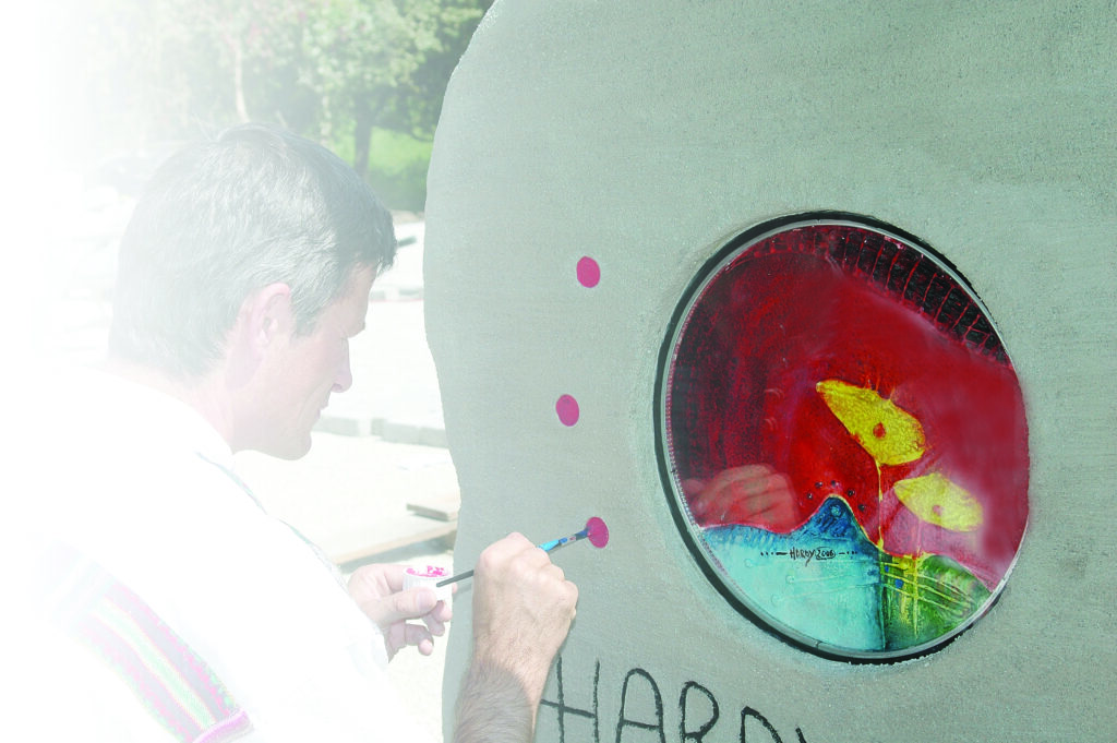 Künstlerische Außengestaltung mit Wandkunst und Glas-Elementen an einer Hausmauer – individuelles Unikat von Hardy