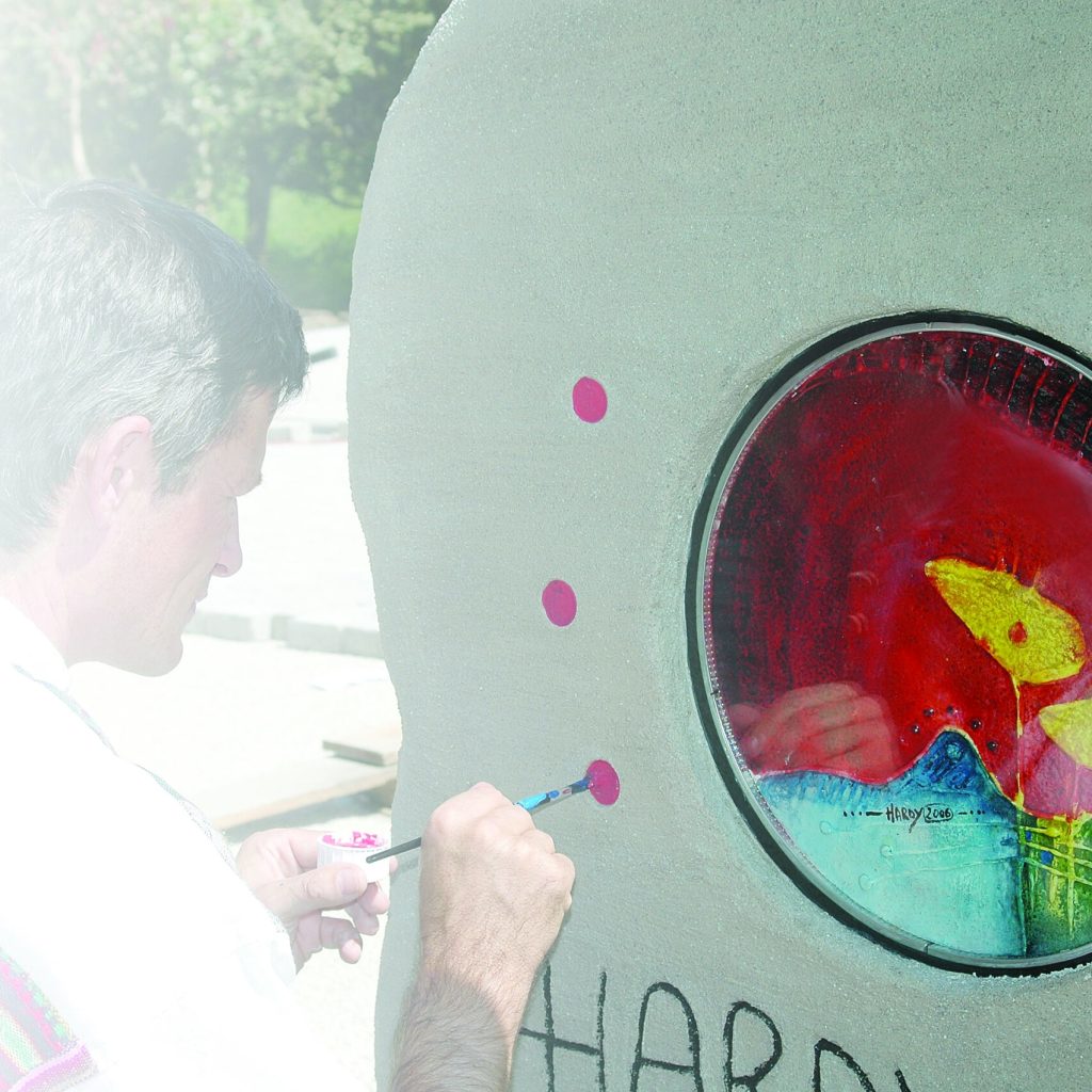 Künstlerische Außengestaltung mit Wandkunst und Glas-Elementen an einer Hausmauer – individuelles Unikat von Hardy